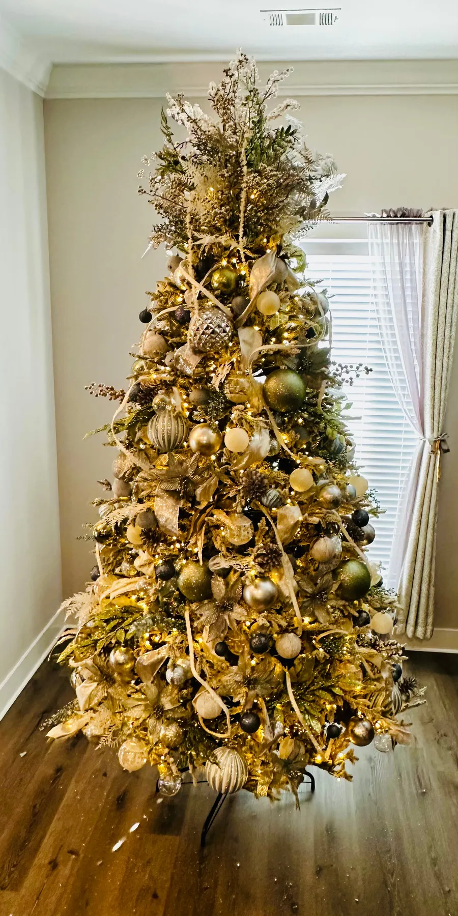 Christmas Tree Decorating- We come to you! – The Stompin' Grounds