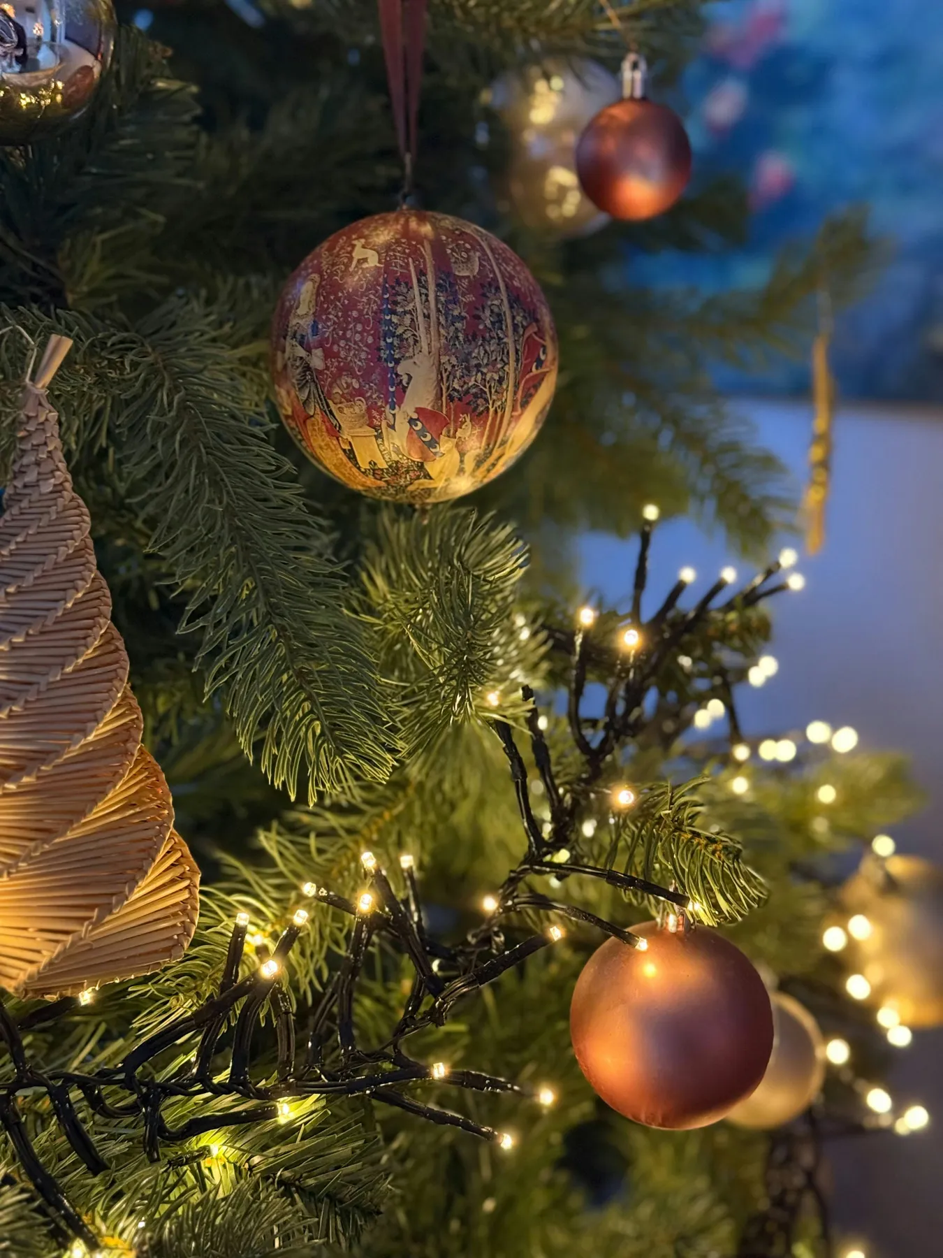 Close-up of a decorated christmas tree with lights - Free Photo on Unsplash