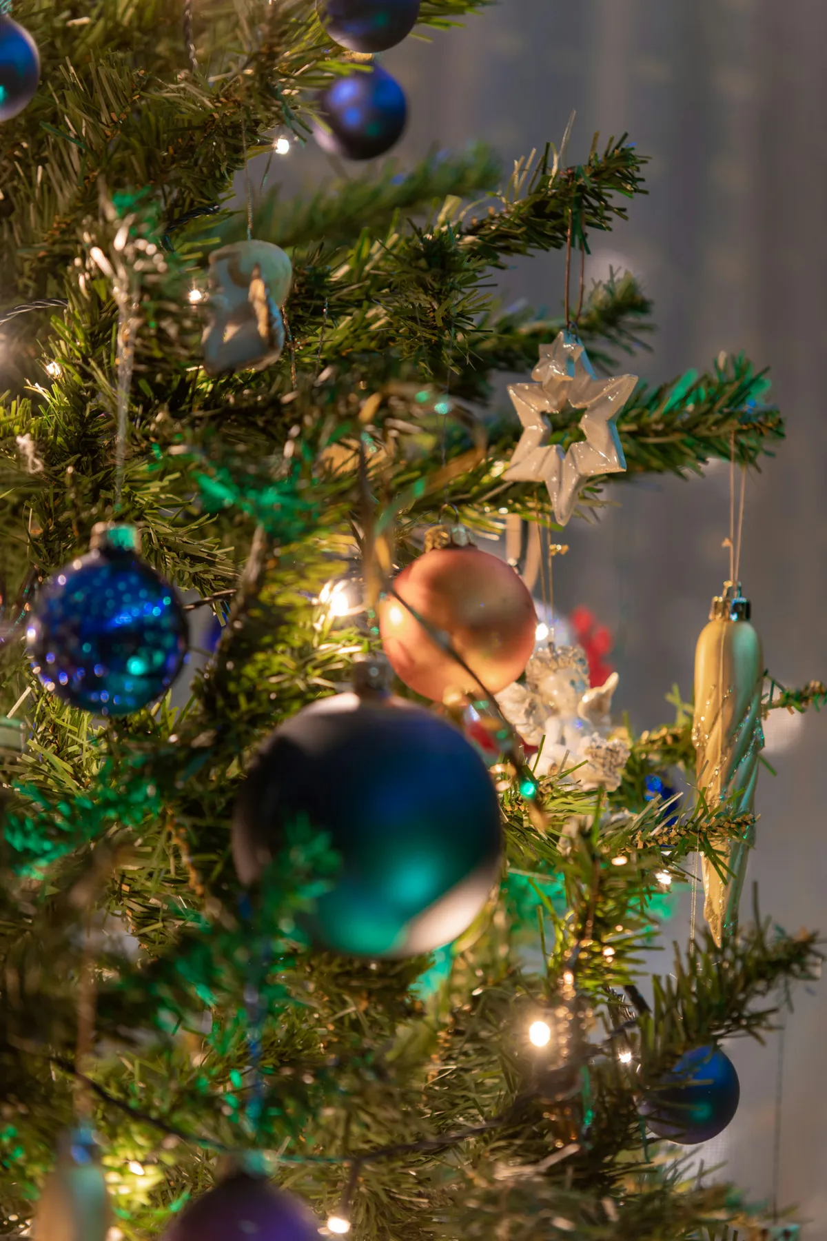 Close up of a decorated christmas tree with ornaments - Free Photo on  Unsplash