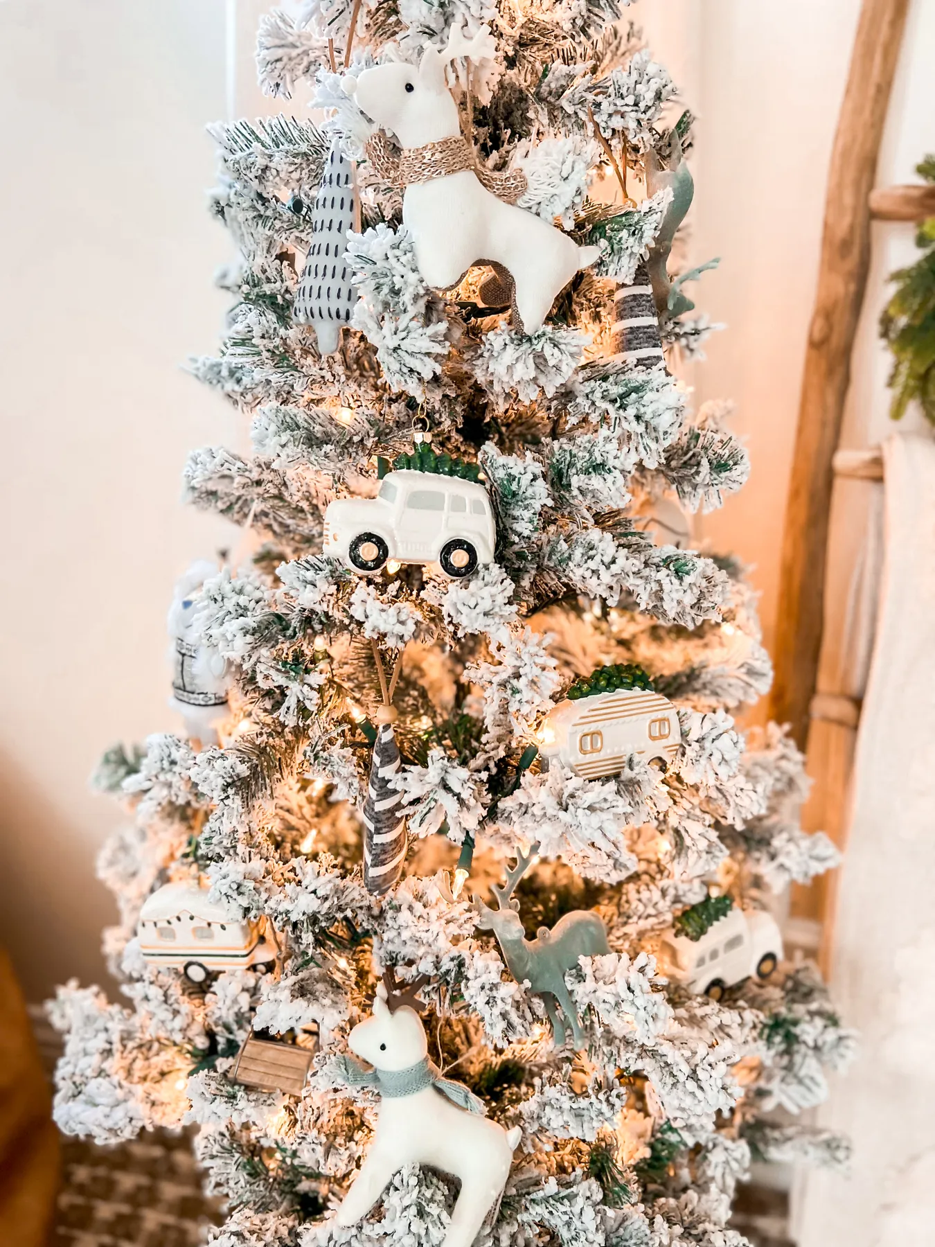 Cozy and Festive Child Christmas Bedroom Decor! - A Touch of Pink