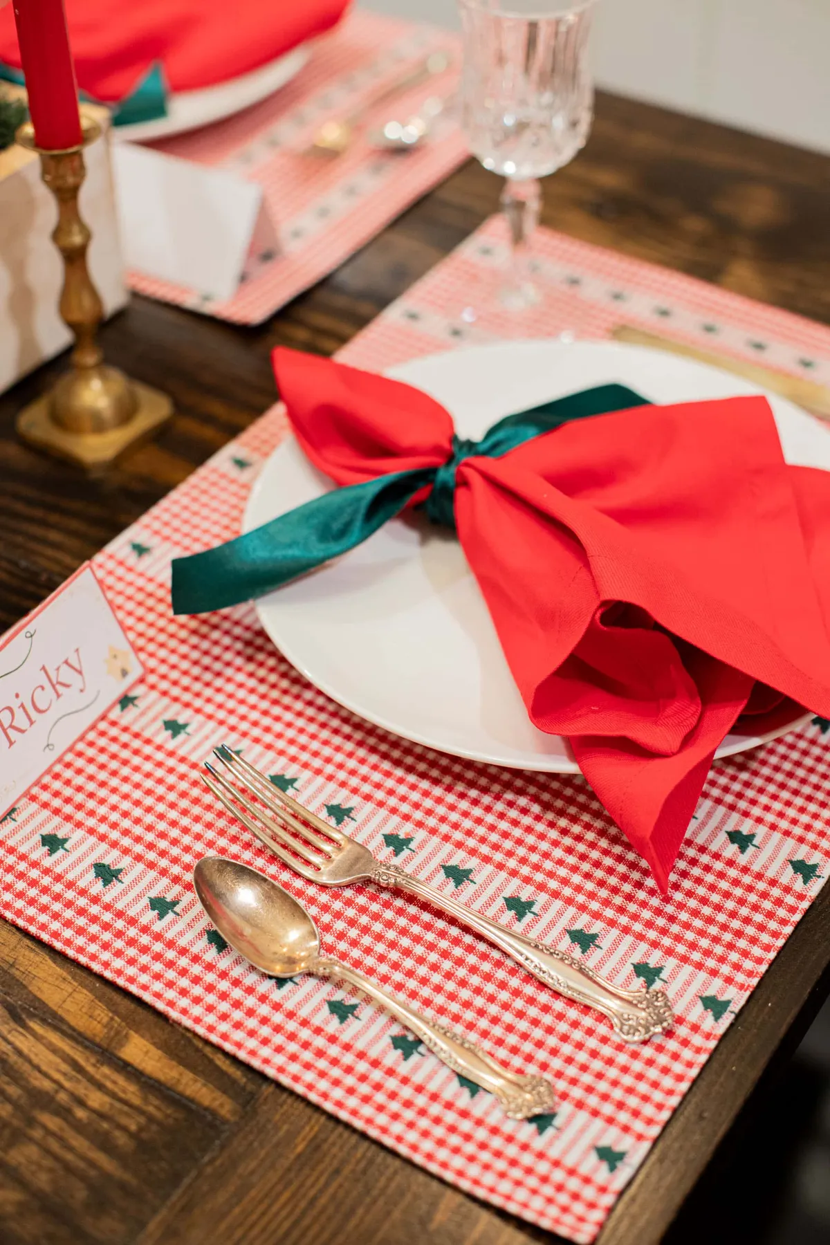 Cozy Gingham Christmas Table Setting Idea