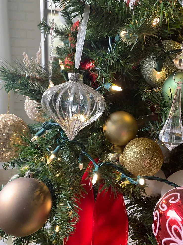 Creating a Classic Christmas Tree - Kinsale Home