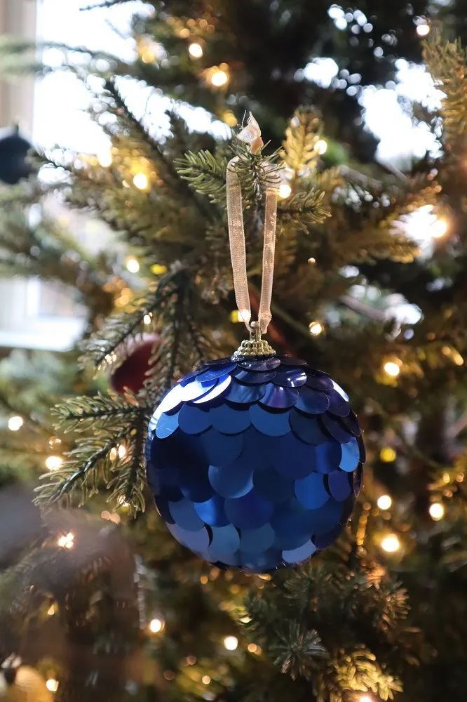 Decorating a Christmas Tree in a Bay Window - Tidylife