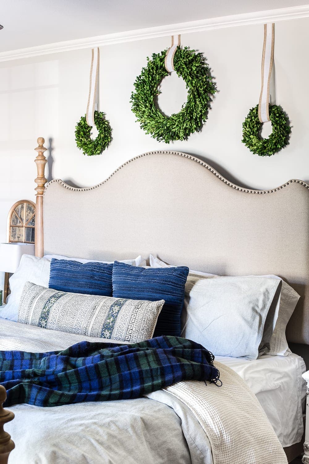 Easy Christmas Bedroom Decor Ideas for Cozy Winter Nights - Bless'er House