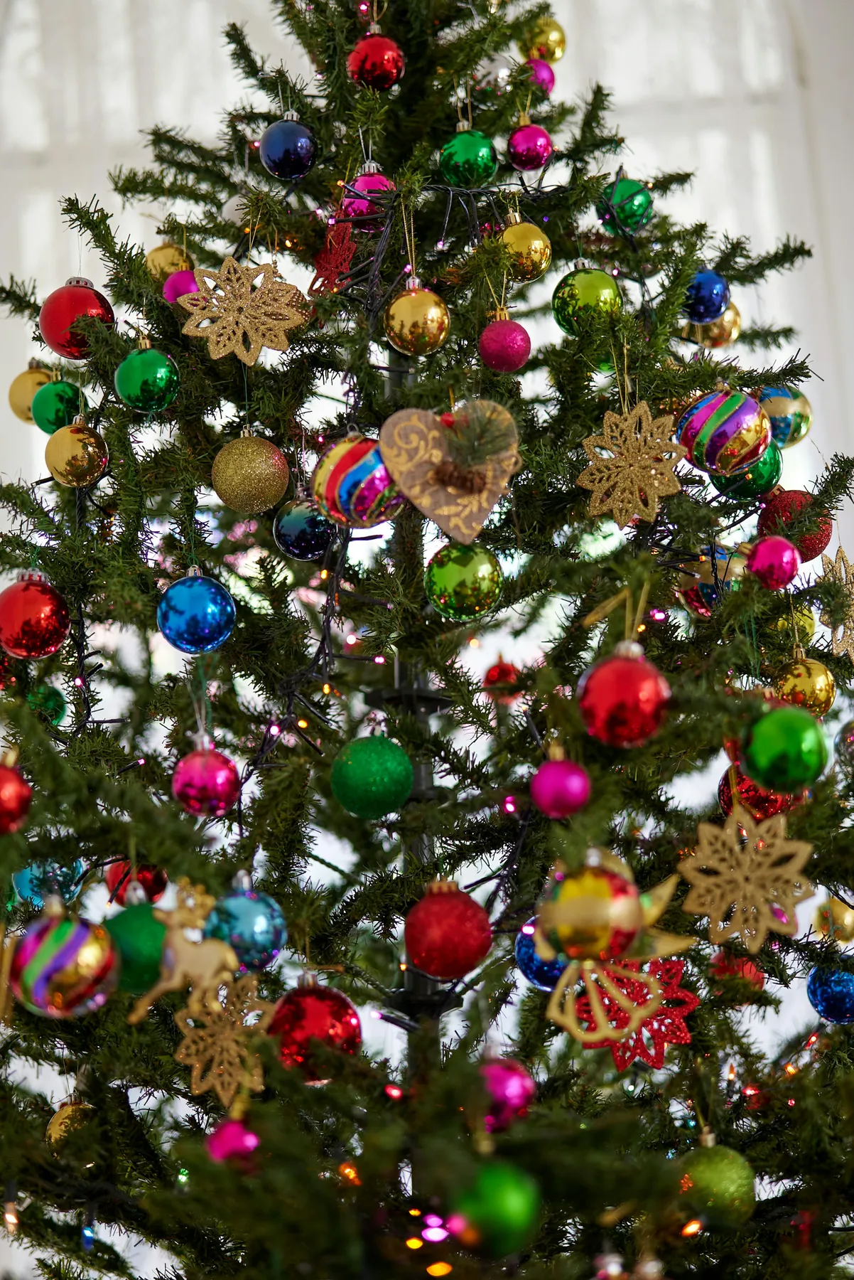 Green red and gold christmas tree with baubles - Free Photo on Unsplash