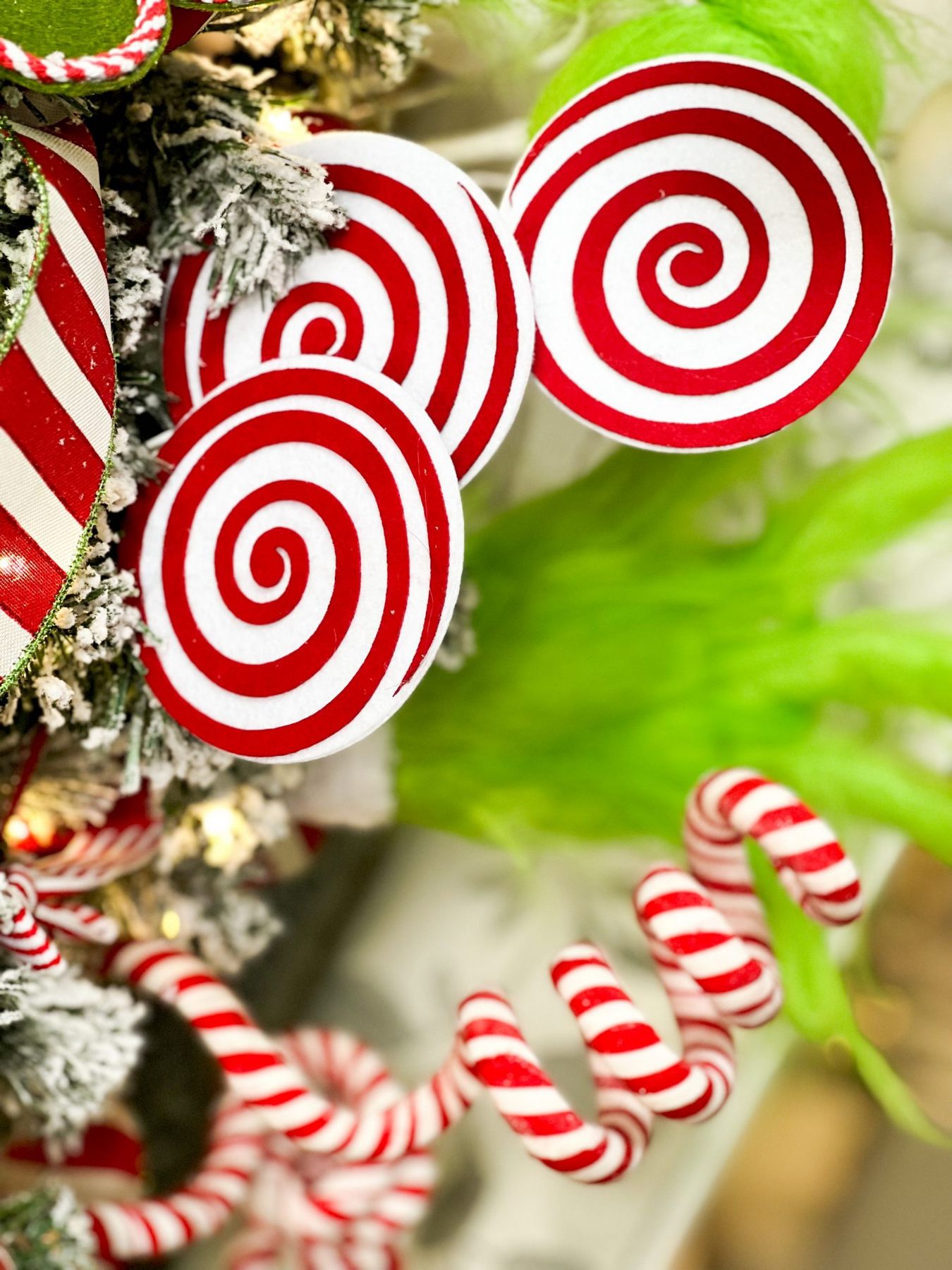 grinch-themed-tree-whimsical6 -