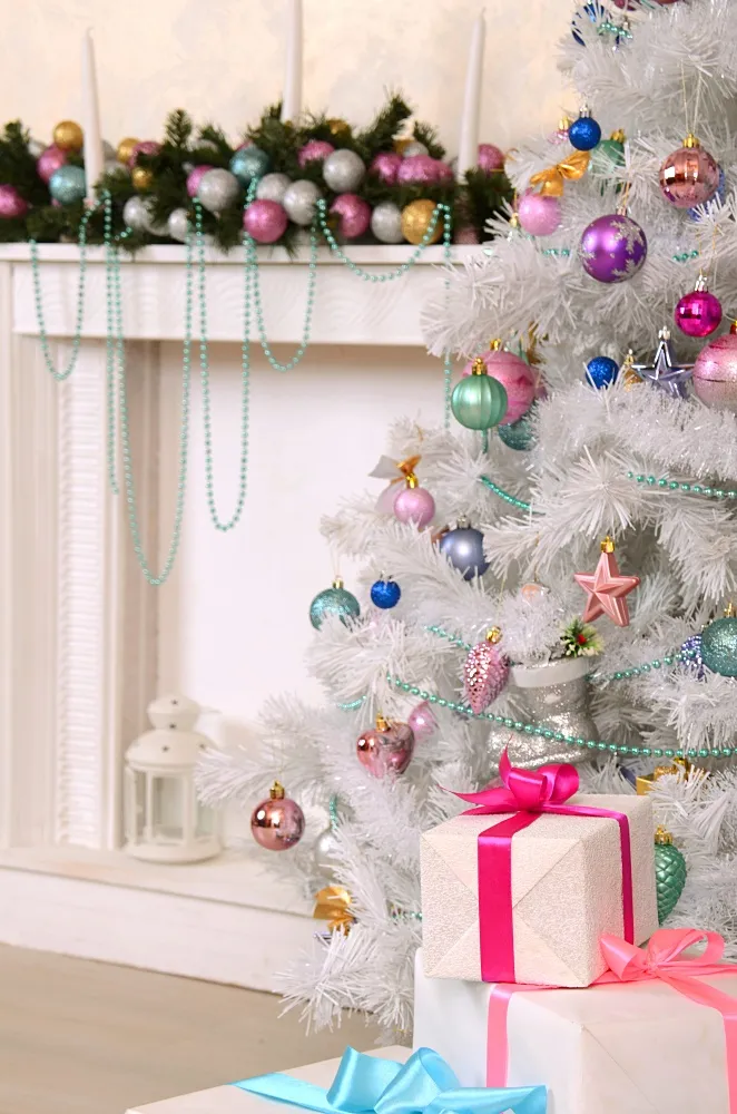 How to Coordinate Your Christmas Tree with Your Mantel
