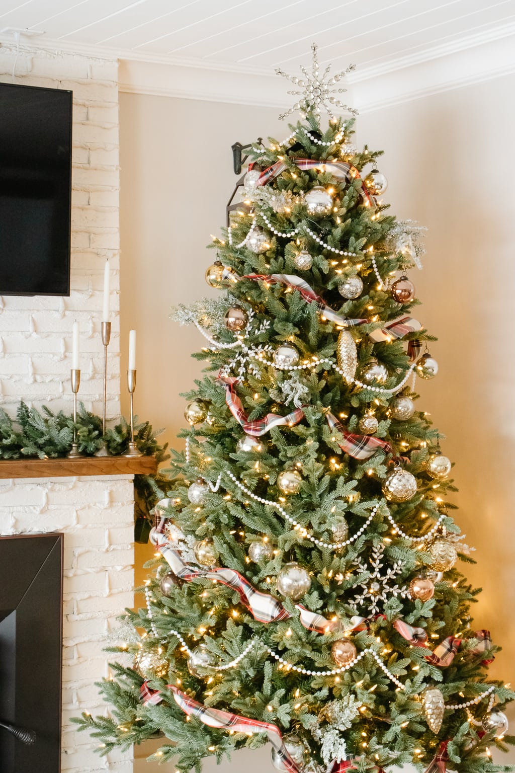 How To Decorate A Nostalgic Vintage Inspired Christmas Tree - Making it in  the Mountains