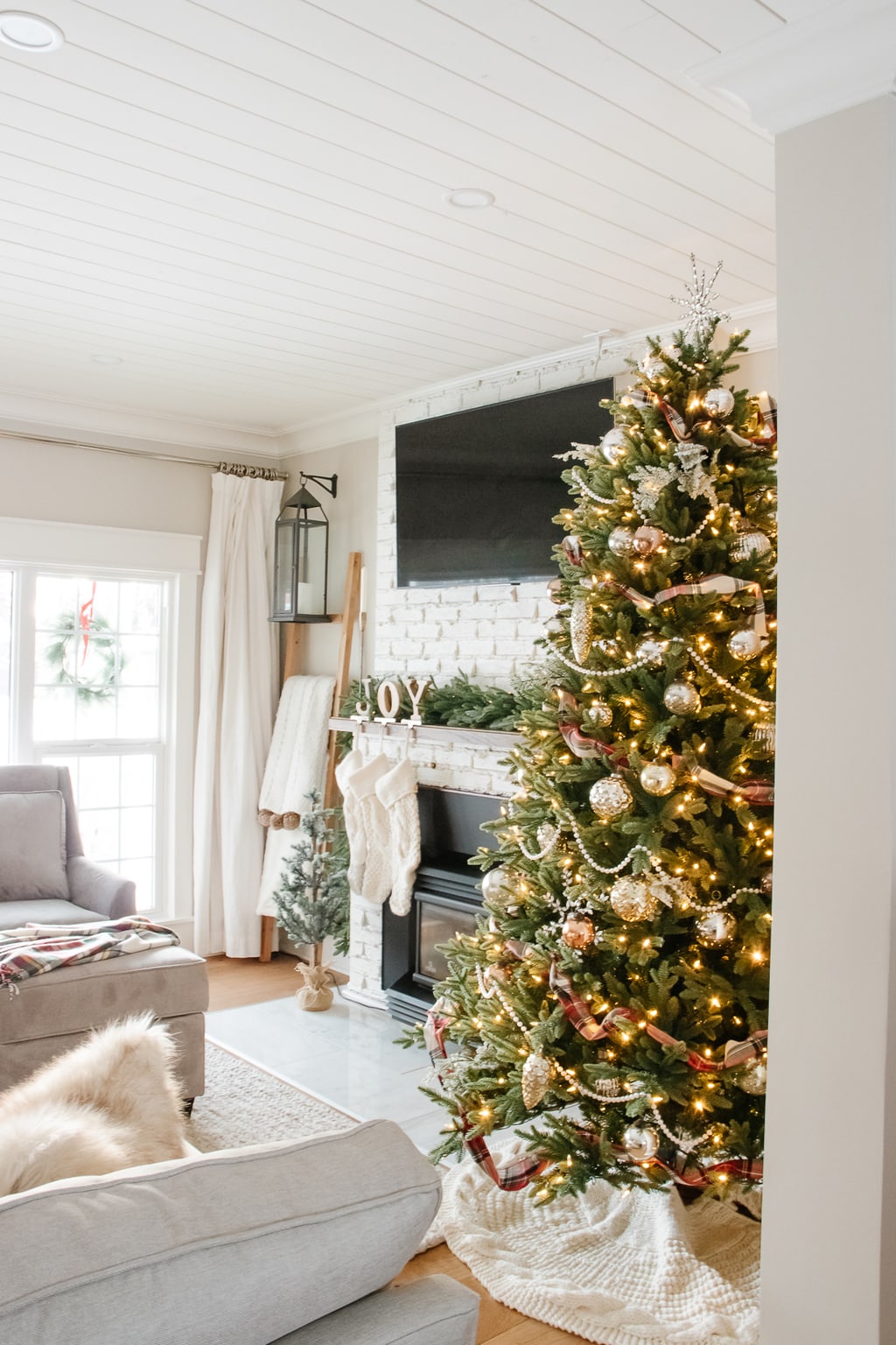 How To Decorate A Nostalgic Vintage Inspired Christmas Tree - Making it in the Mountains
