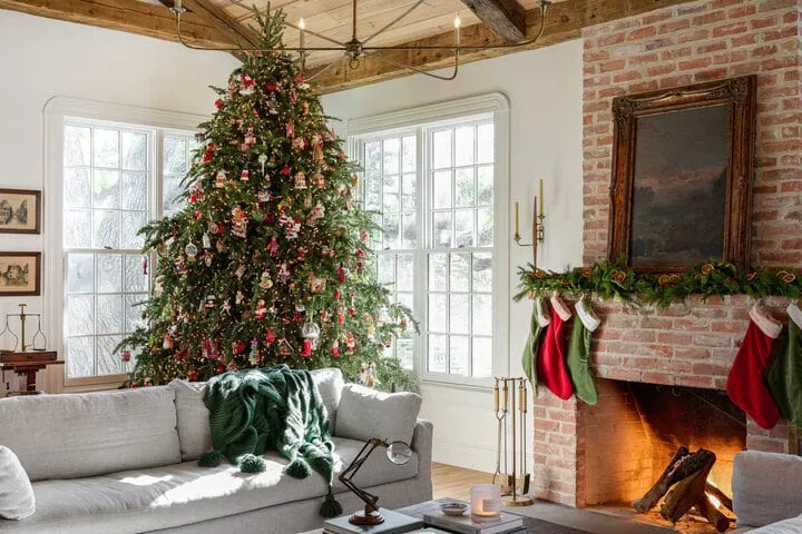 How to decorate a pine tree for Christmas simple and thrifty