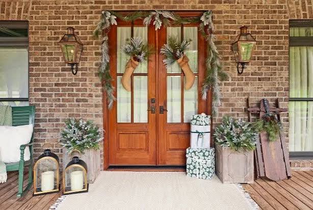 How to Give Your Home Christmas Curb Appeal | HGTV