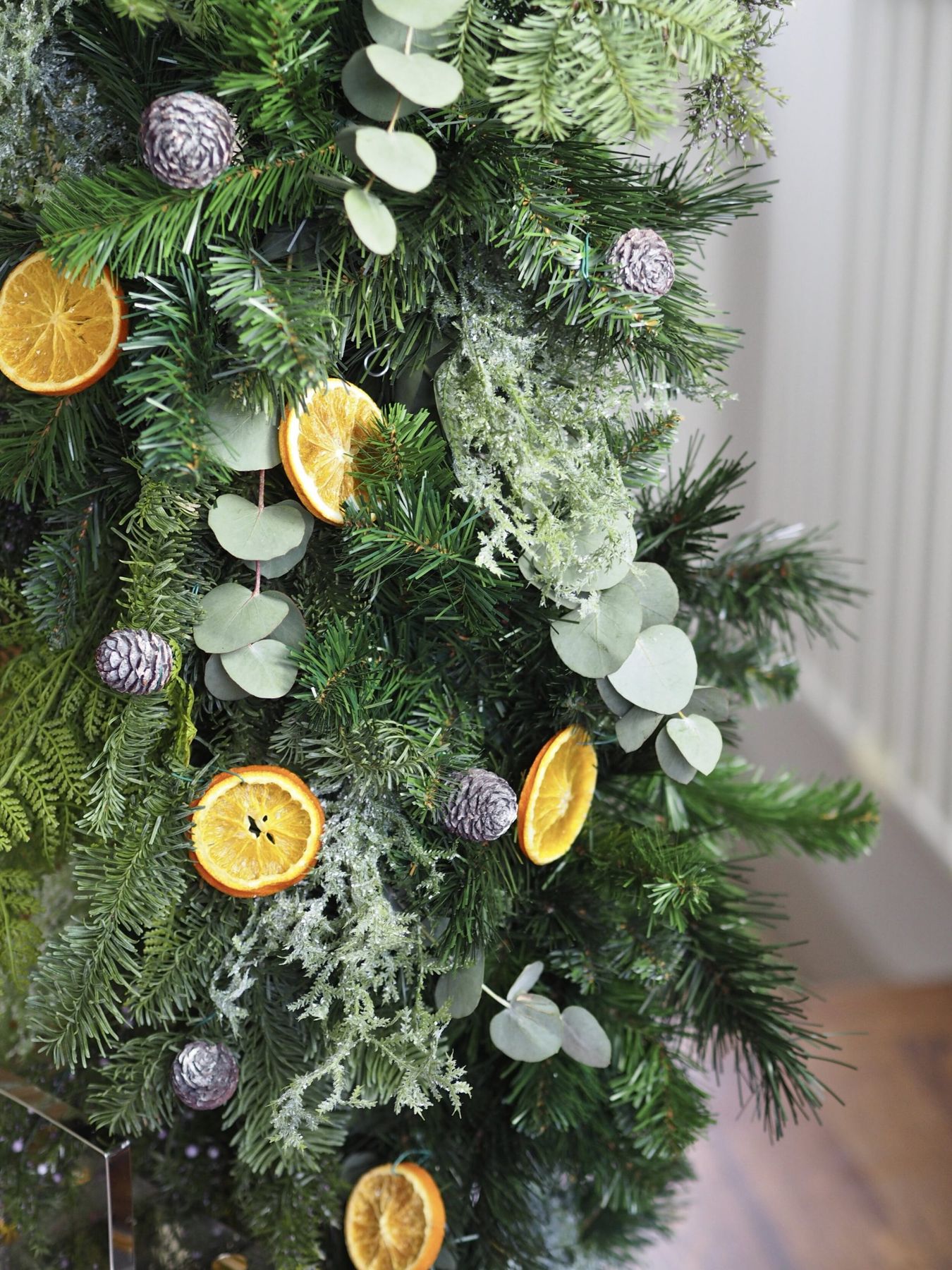 How To Make A Christmas Staircase Garland — MELANIE LISSACK INTERIORS