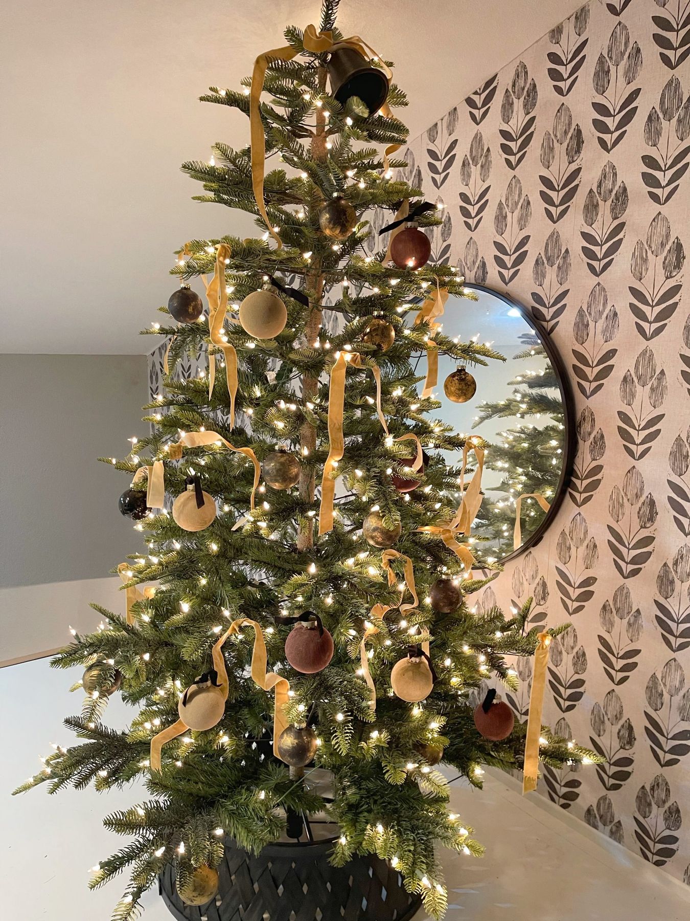 How To Make Beautiful Velvet Christmas Ornaments * Hip & Humble Style
