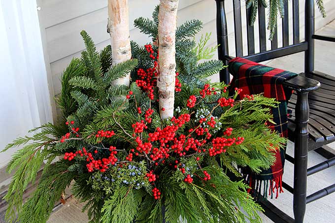 HOW TO MAKE OUTDOOR CHRISTMAS PLANTERS story