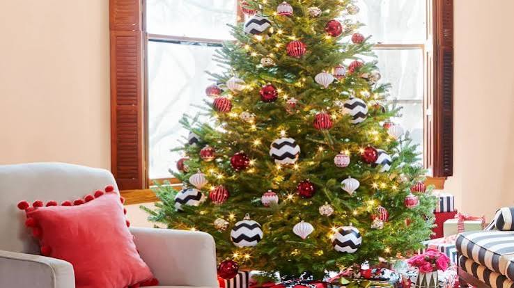 How to Trim a Christmas Tree | Trimming a Christmas Tree | HGTV
