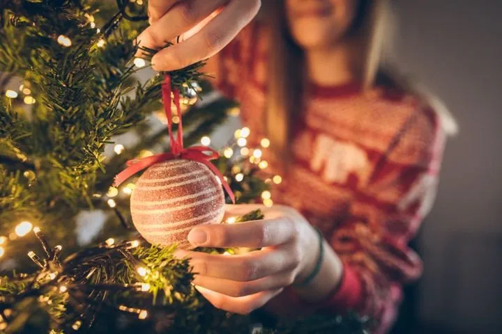 Interior Designer Explains Why Your Christmas Tree Looks Unfinished - Your  Coffee Break
