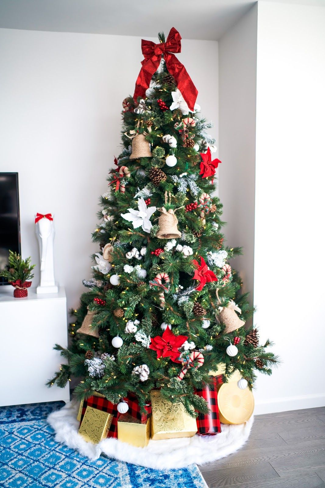 My Christmas Tree + How I Decorated The Apartment | Connecticut Fashion and  Lifestyle Blog | Covering the Bases