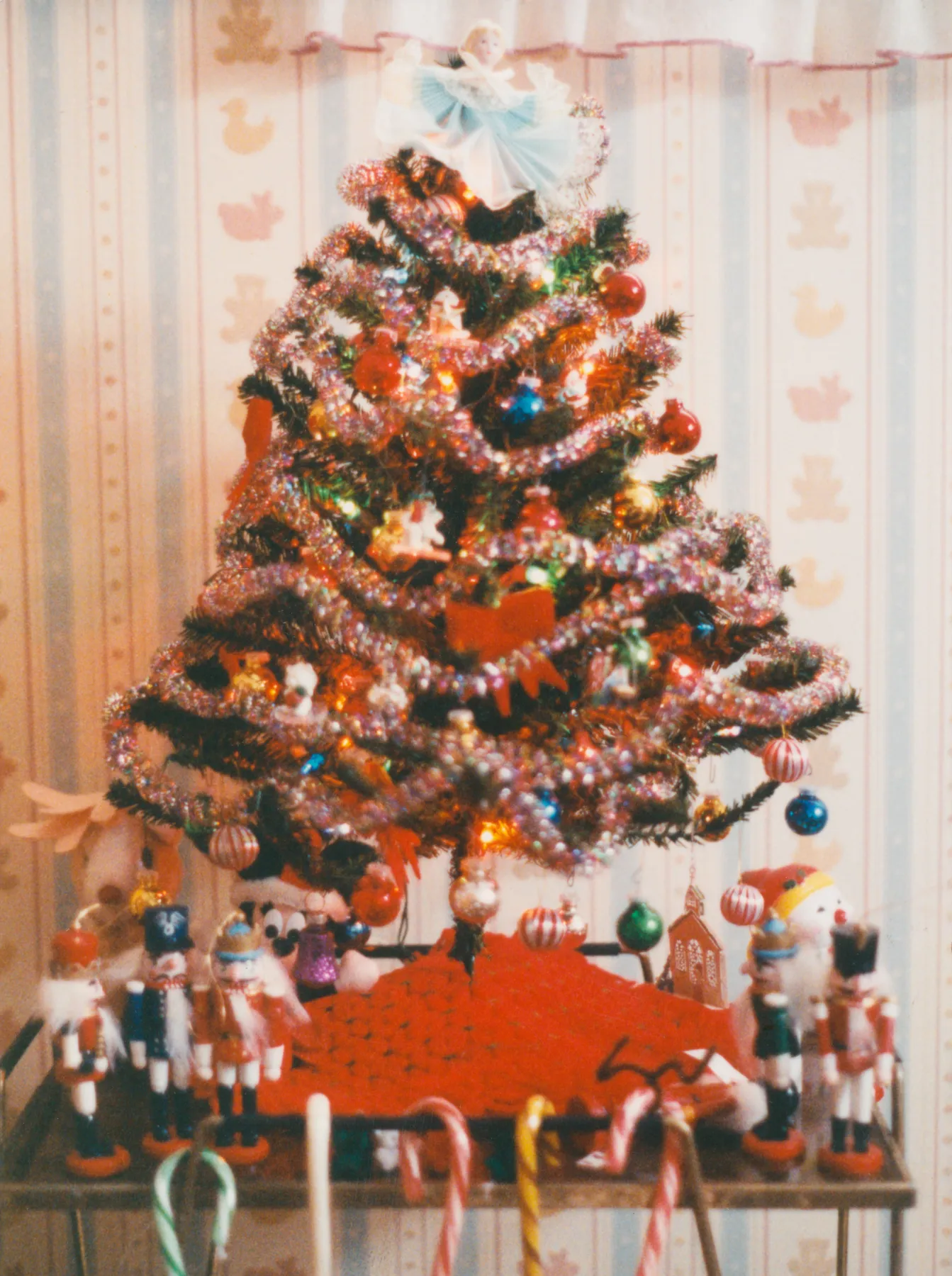 Need Christmas Tree Decorating Ideas? Try One Of These Classic Classic  Christmas Themed Christmas Tree #2