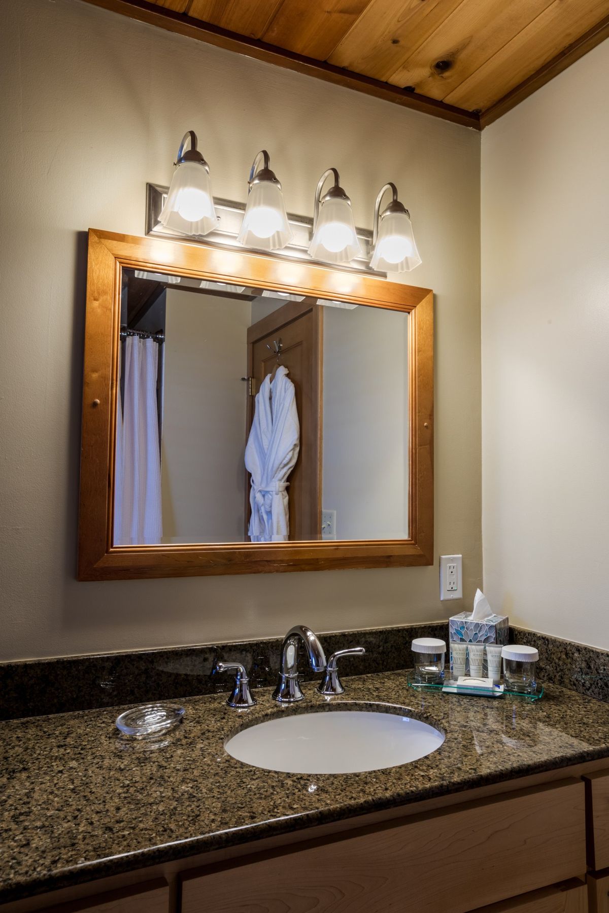 Oceanfront Suite 103 - Ocean Inn at Manzanita