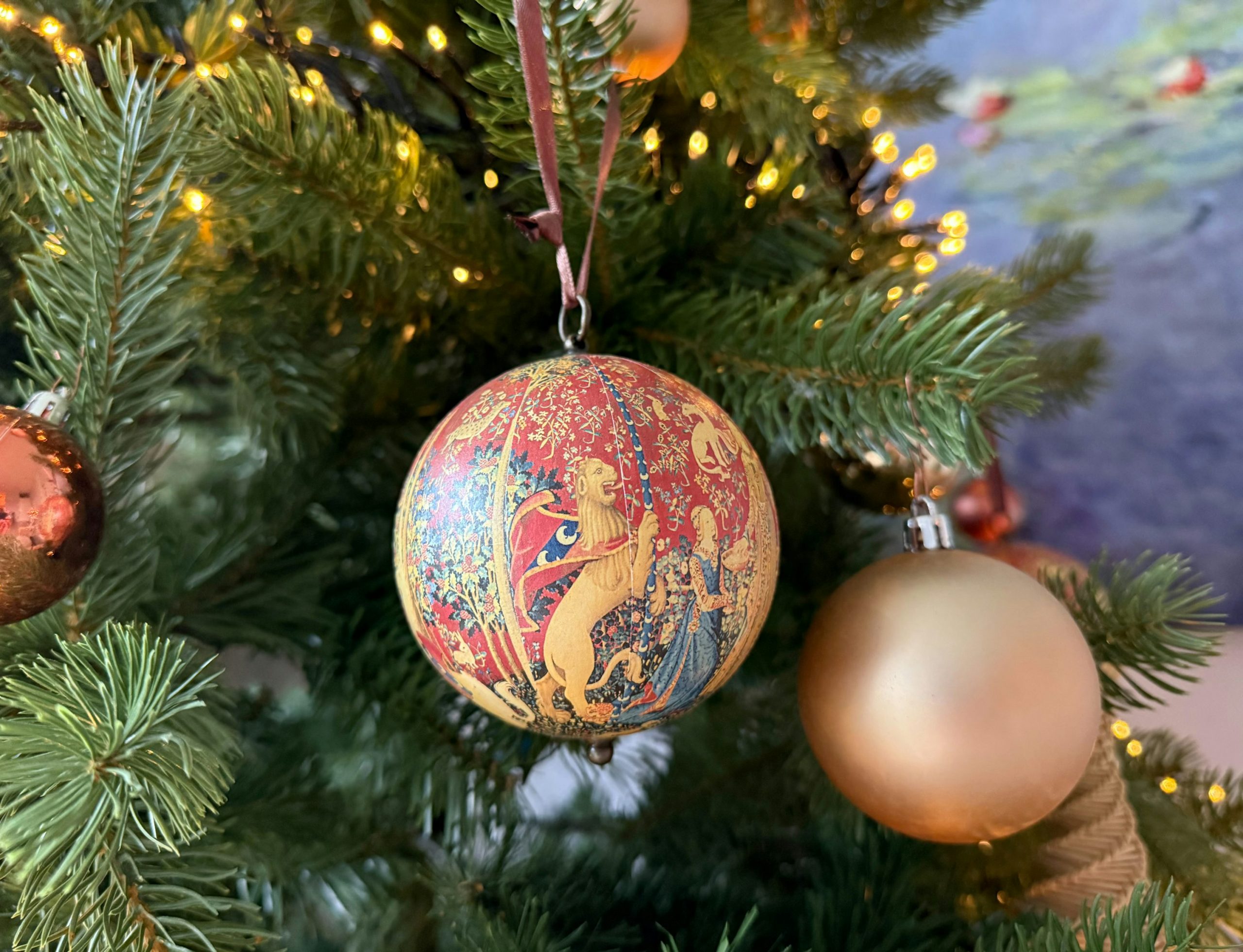 Ornate christmas ornament hanging on a tree - Free Photo on Unsplash