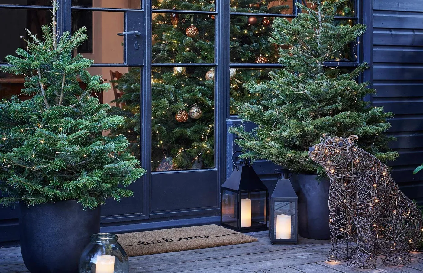 Outdoor Christmas decorating ideas | loveproperty.com