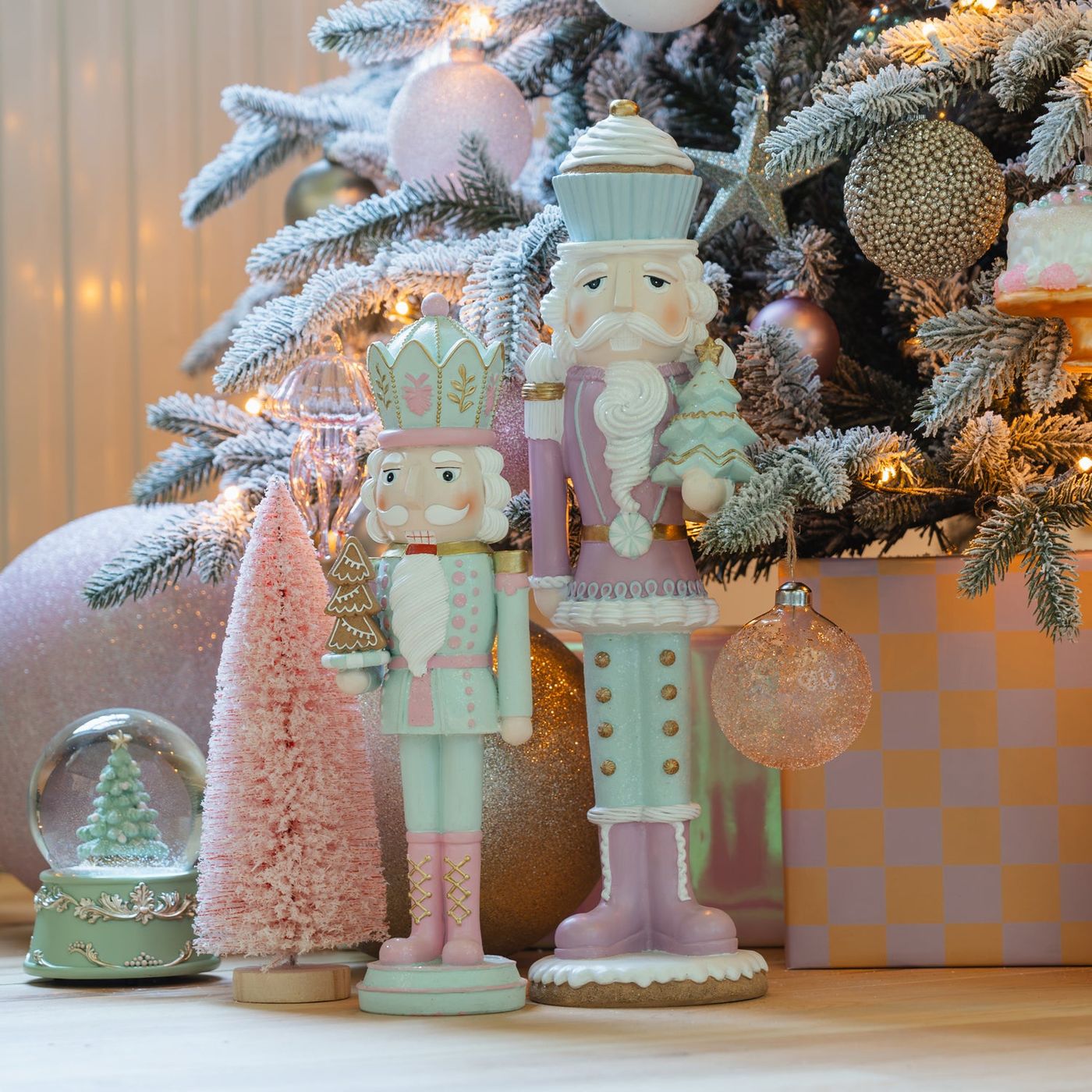 Pastel nutcracker 35cm polyresin | It's all about Christmas