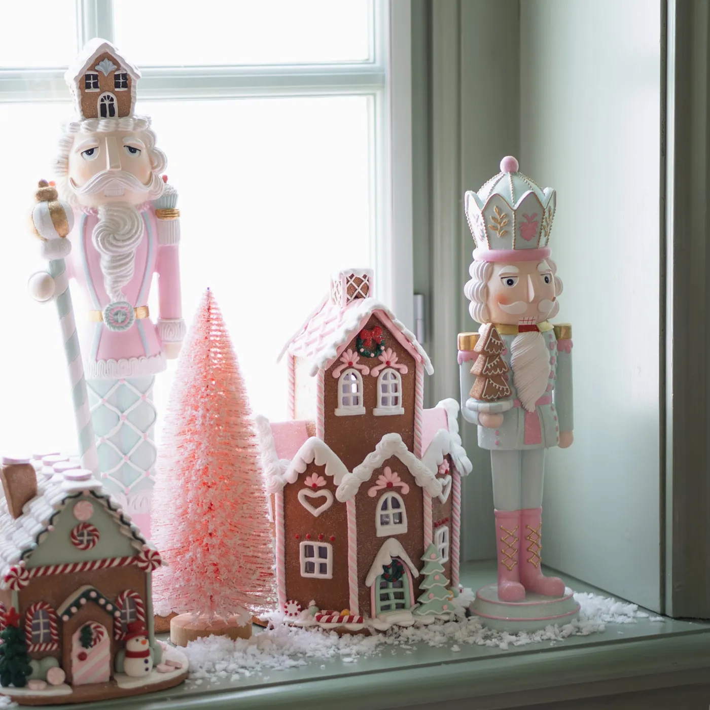 Pastel nutcracker 35cm polyresin | It's all about Christmas