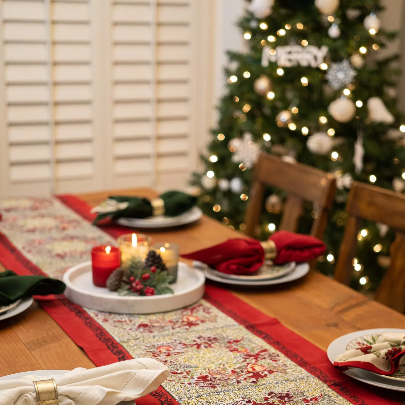 Perfect Gift Idea for Moms or Mothers - Tablesuppliesus.com Winter Garden  Wreath Runner Red & Green