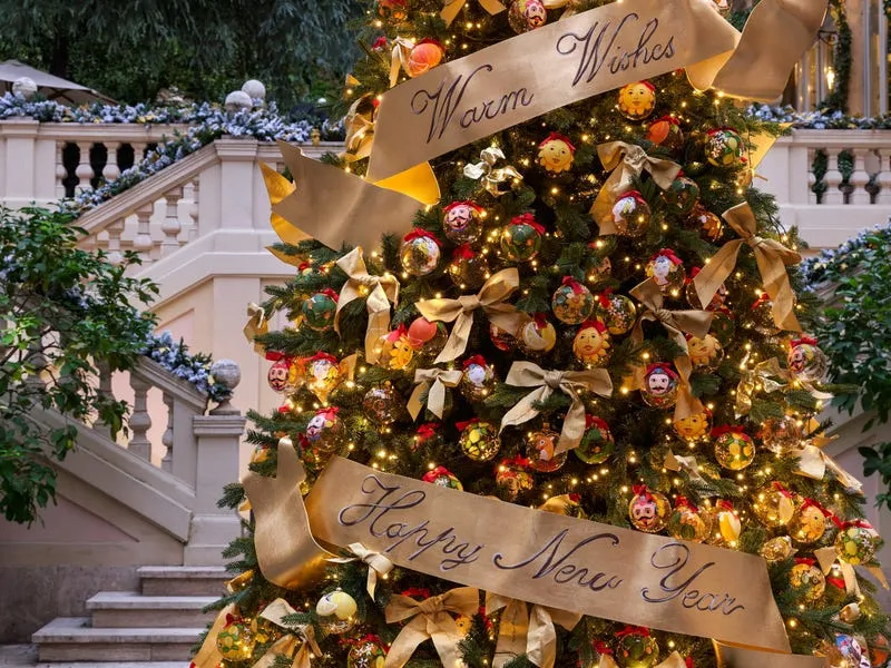 Photos of Designer Christmas Trees at Luxury Hotels Around the World - Business Insider