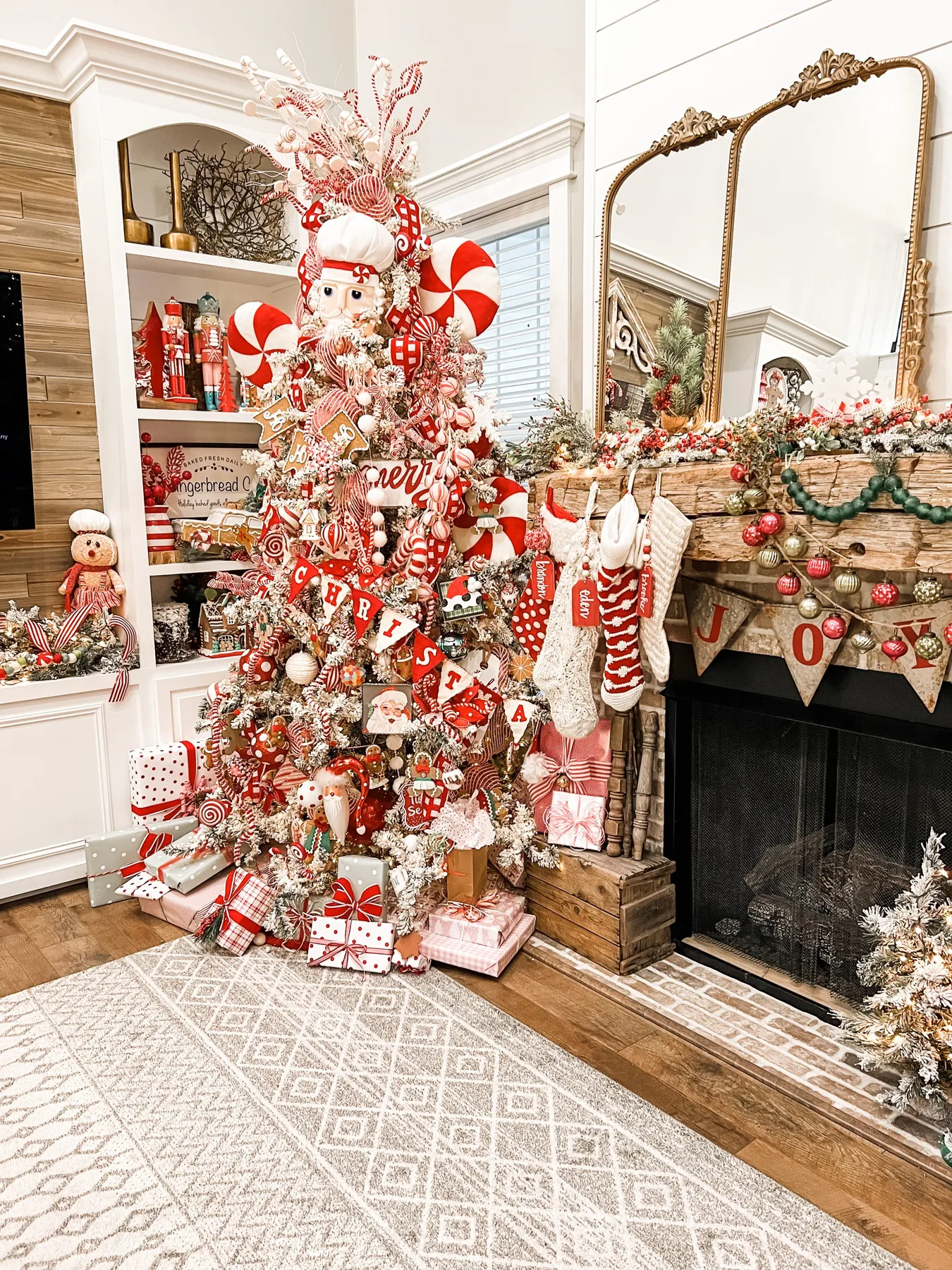 red-white-christmas-tree-gingerbread-living-room2 -