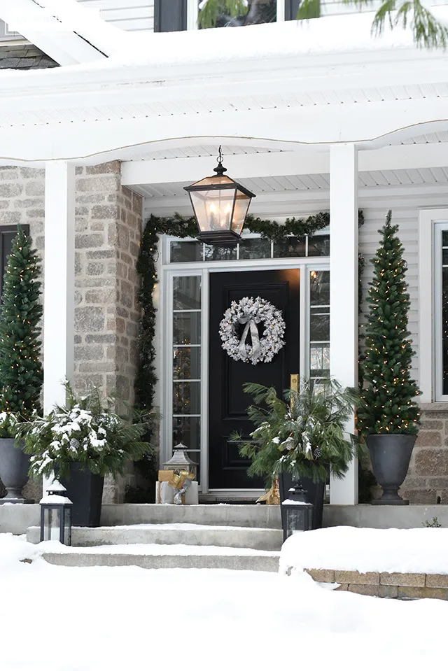 SIMPLE CHRISTMAS FRONT PORCH DECORATING