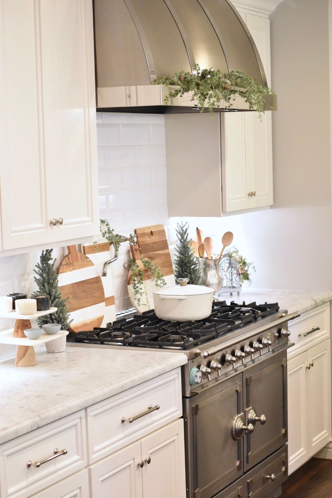 Simple Ideas for Christmas Decor in the Kitchen - to have + to host