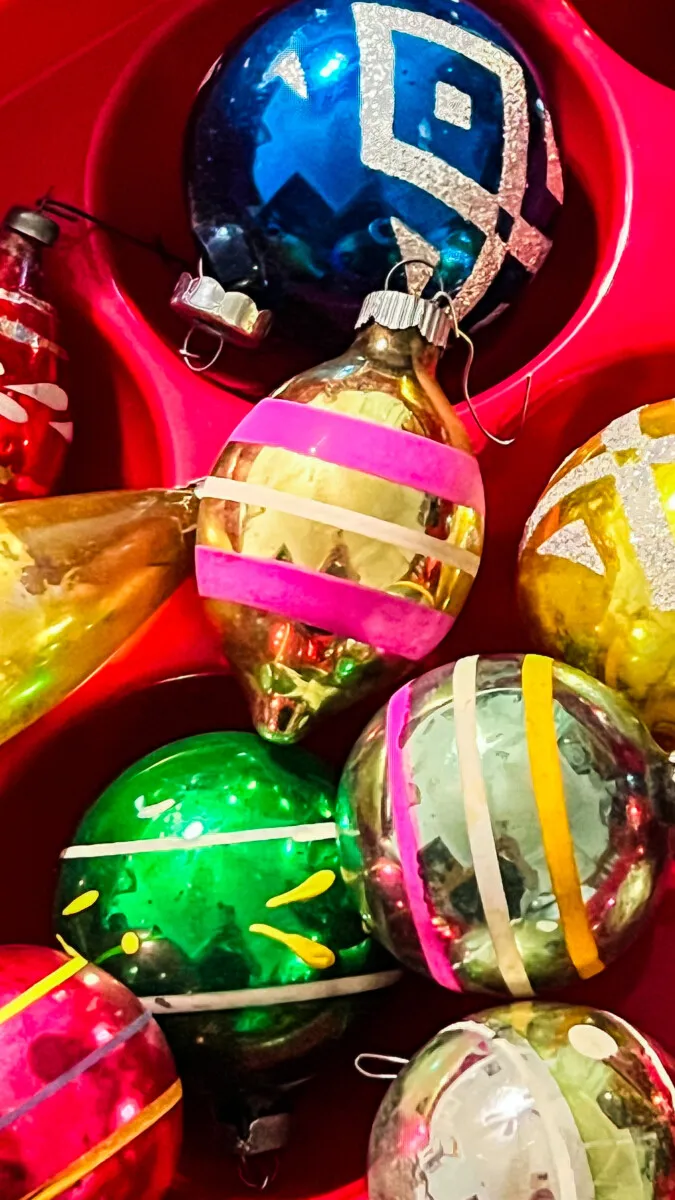 The Ultimate Shiny Brite Ornament Guide: Vintage Christmas Ornaments,  History, Styles & Decorating Ideas |