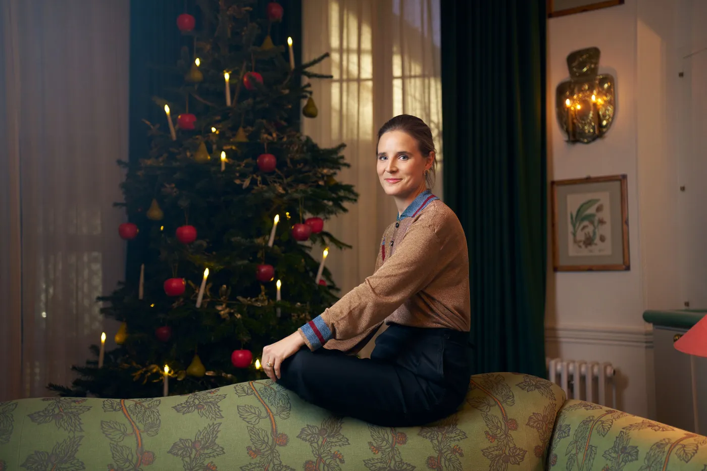Watch: Beata Heuman's secret to a charming Christmas tree? Apples and pears  - Vogue Scandinavia