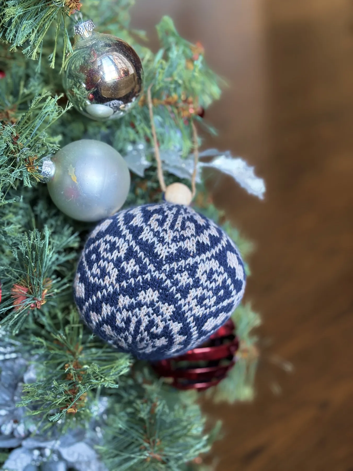 Zelta Navy Knit Christmas Ornament | Nordic Wools